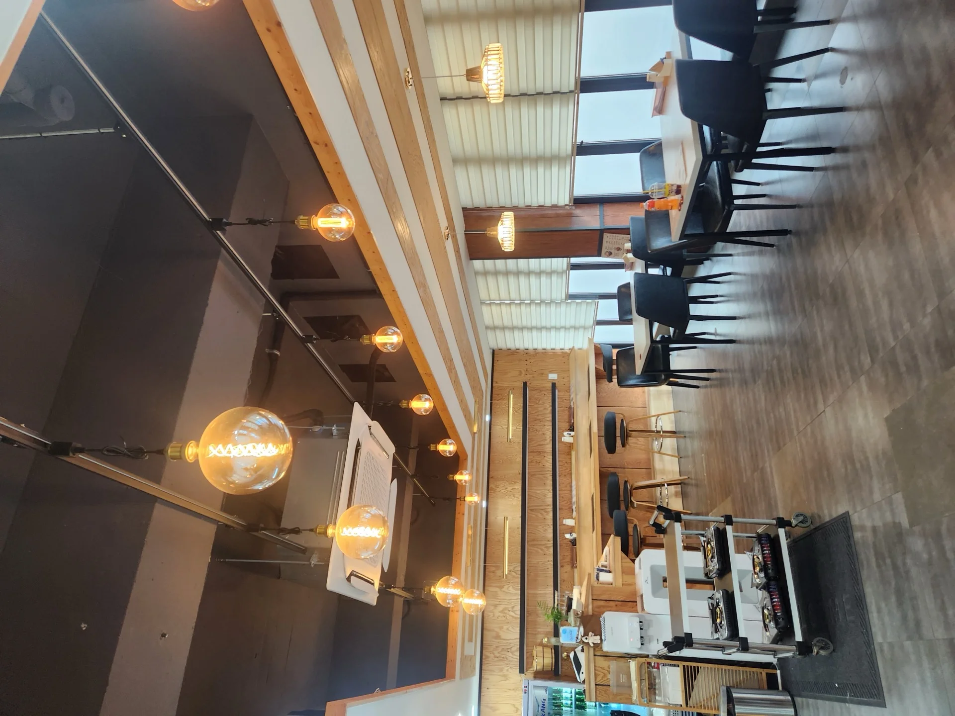 따뜻한 분위기의 홀